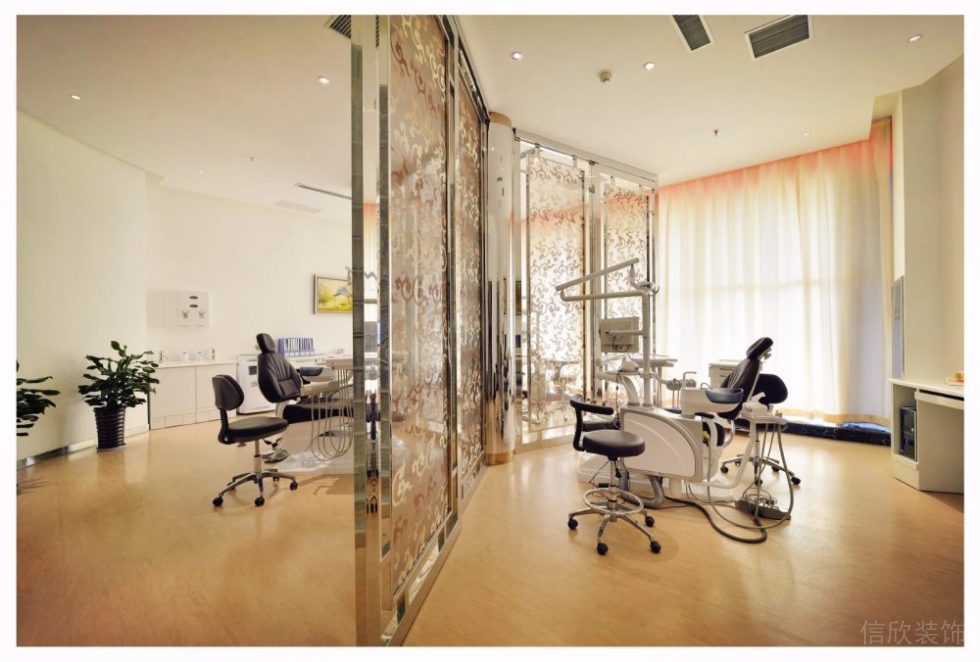 金屬鏤空現(xiàn)代屏風(fēng)墻體隔斷辦公室裝修設(shè)計(jì)