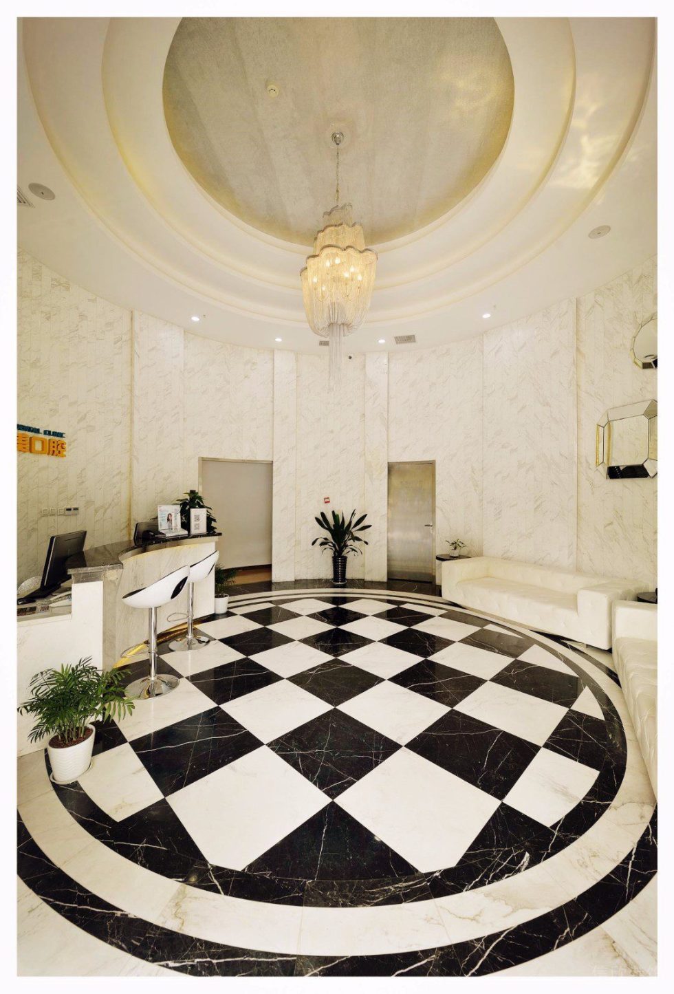 棋盤格黑白色調(diào)古典大廳口腔前臺區(qū)裝修設(shè)計