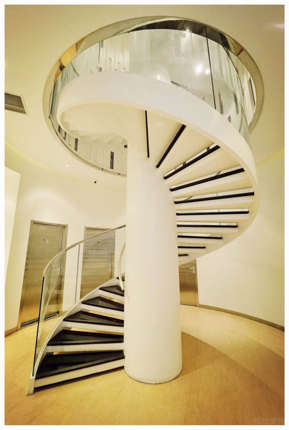 旋轉(zhuǎn)樓梯鎏金金屬鏡面裝修設(shè)計(jì)辦公室