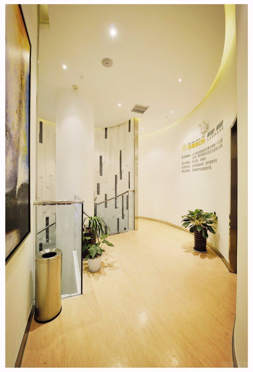 弧形過道木制裝修設(shè)計漸變玻璃辦公室