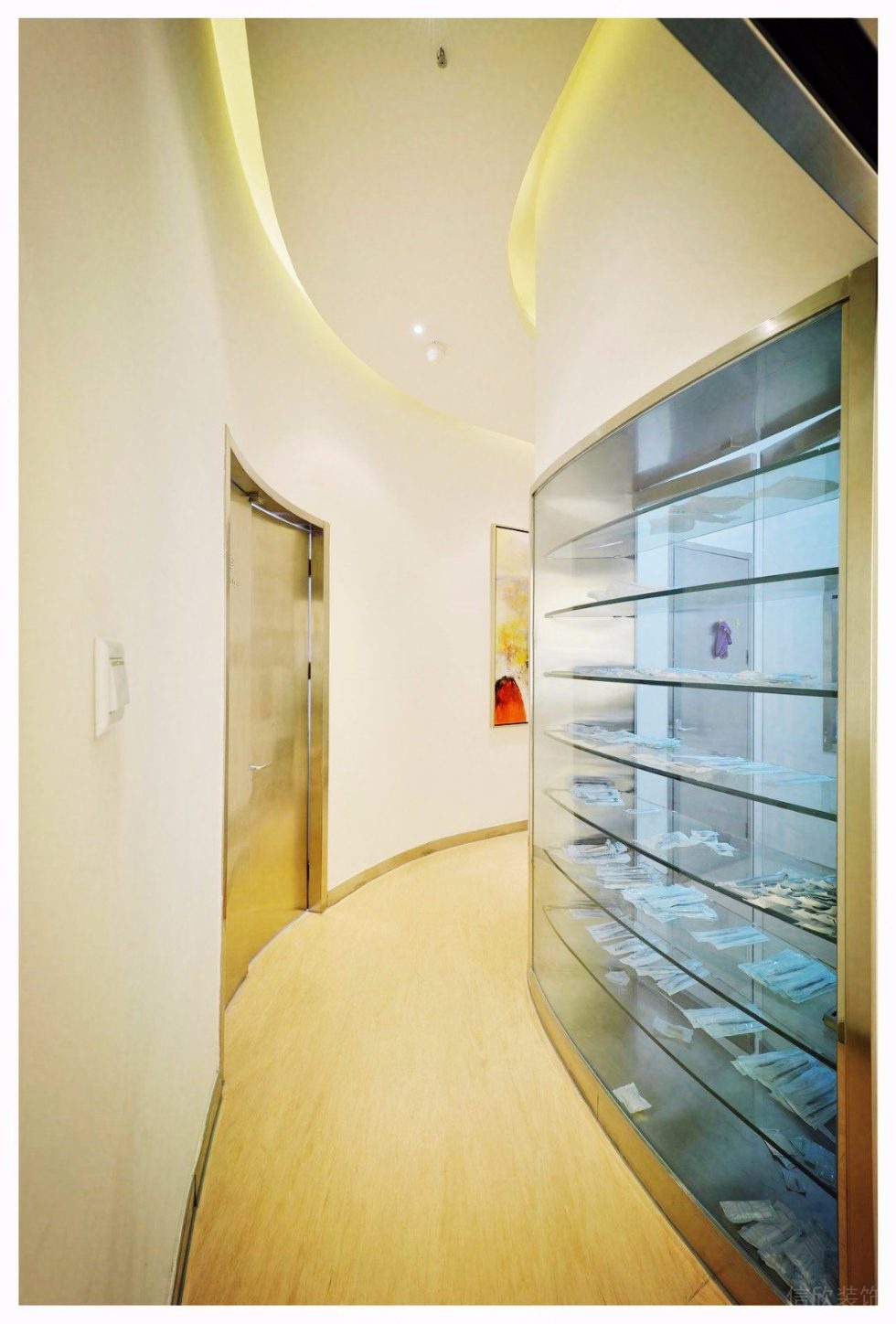 辦公室裝修設(shè)計過道鎏金金屬弧形玻璃櫥窗設(shè)計圖
