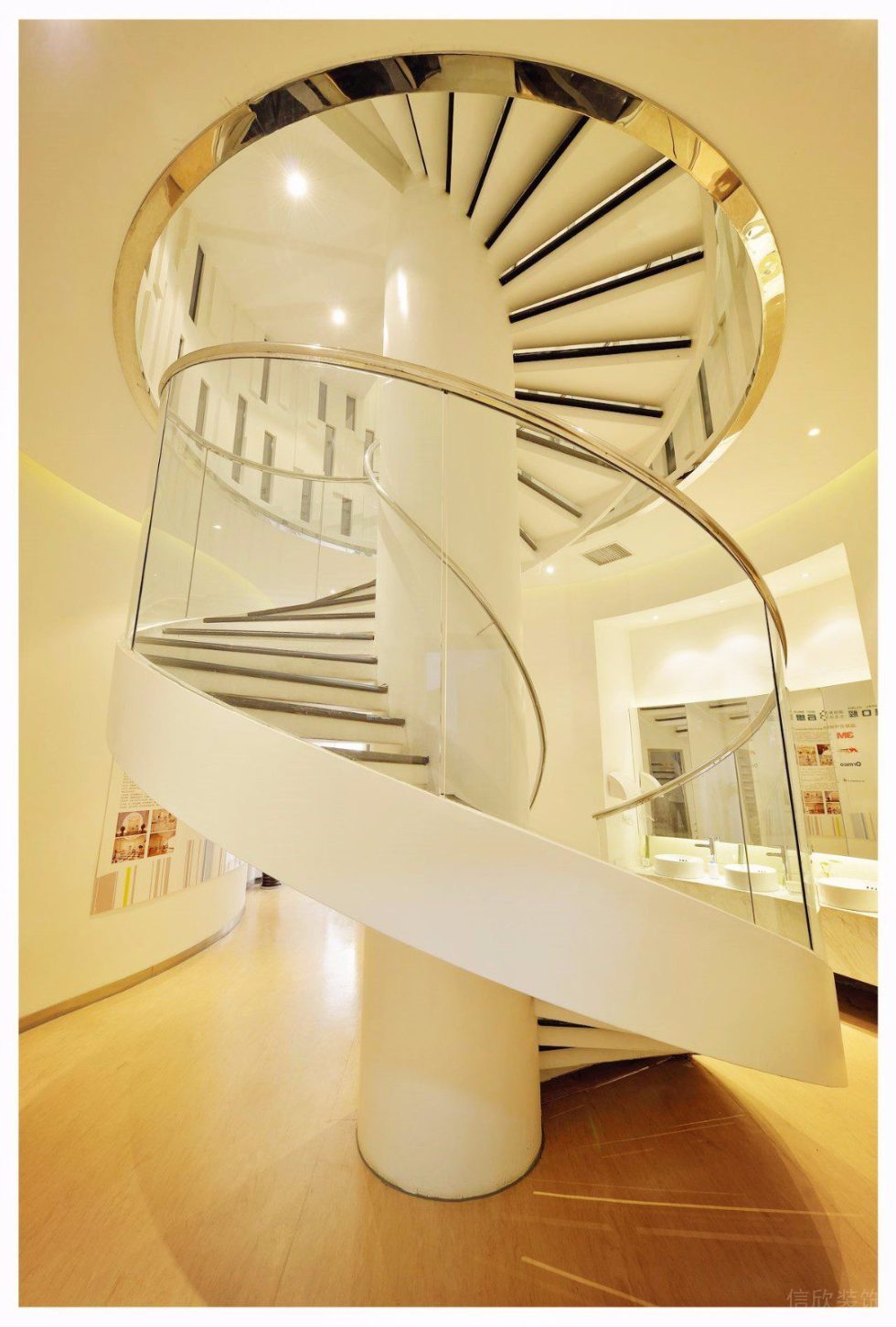 辦公室金色旋轉(zhuǎn)樓梯裝修設(shè)計過道輕奢風(fēng)效果圖