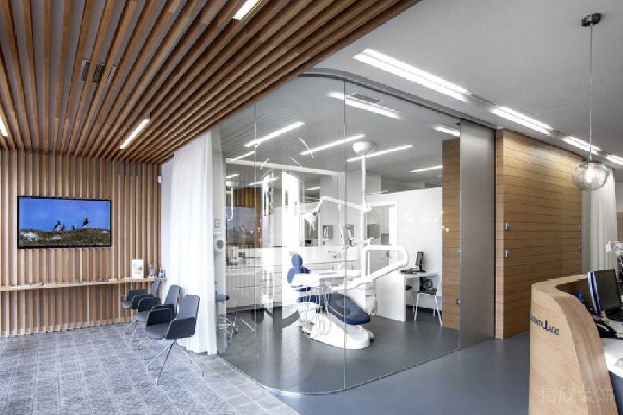 柵格化條紋木飾面天花墻體一體設(shè)計辦公室過道裝修