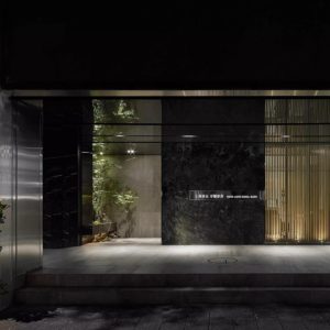 店鋪裝修大門(mén)木飾面效果