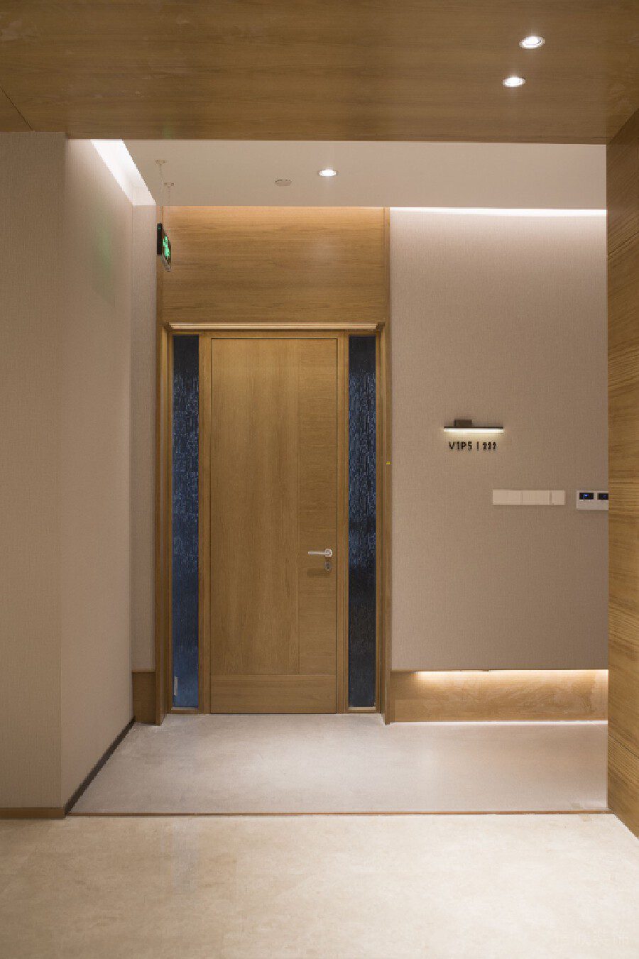 鏤空門框原木風(fēng)辦公室過道設(shè)計圖