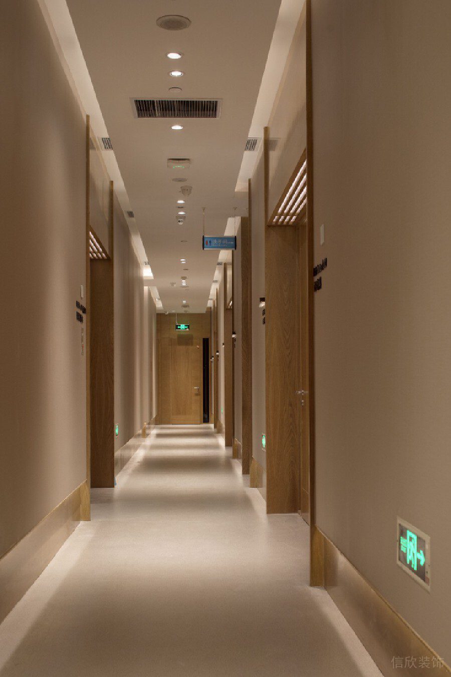 木制辦公室過道設(shè)計門框led燈飾設(shè)計效果圖