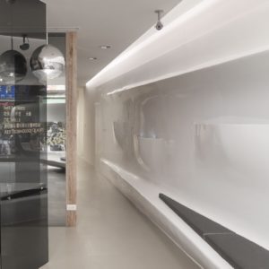 漸變灰調(diào)琺瑯版墻體設(shè)計辦公室