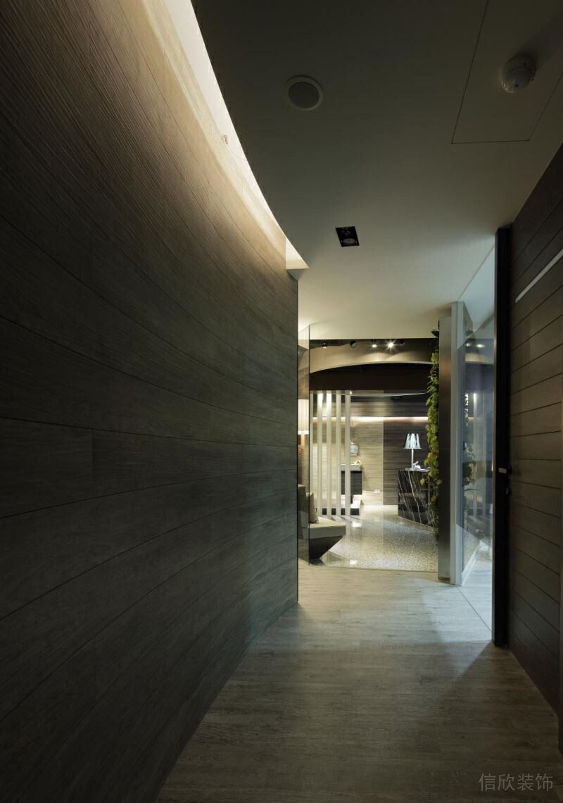 木制通體設(shè)計辦公室過道直線裝修