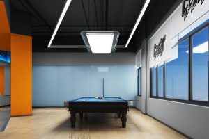 臺球娛樂區(qū)裝修設計效果平行四邊形天花吊頂橙色墻體隔斷木質地板裝修設計健身房