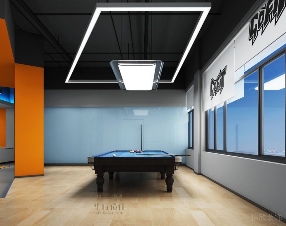 臺球娛樂區(qū)裝修設(shè)計效果平行四邊形天花吊頂橙色墻體隔斷木質(zhì)地板裝修設(shè)計健身房