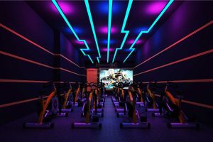 橙色線條墻體設計現(xiàn)代健身房裝修設計動感單車教室裝修