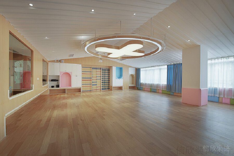 木質(zhì)多功能教室設(shè)計(jì)效果圖天花吊頂