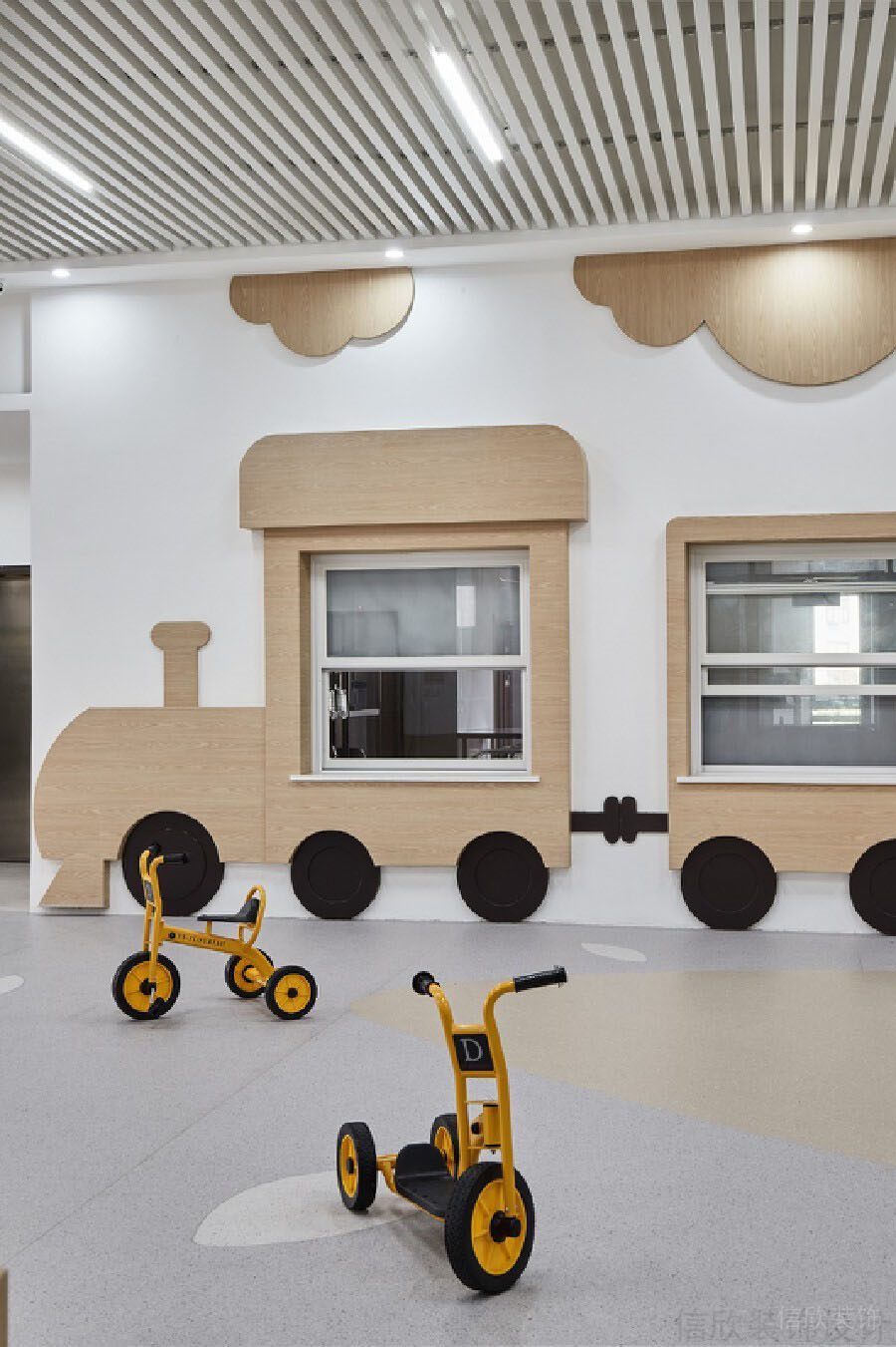 天花鏤空設(shè)計(jì)小火車玻璃墻體創(chuàng)意設(shè)計(jì)興趣班裝修效果圖