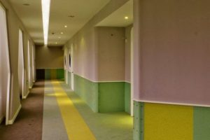 直線過道效果辦公室復(fù)古撞色效果