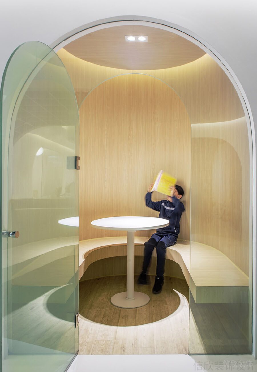 墻體隔斷透色綠色玻璃設(shè)計(jì)原木風(fēng)閱讀室裝修設(shè)計(jì)