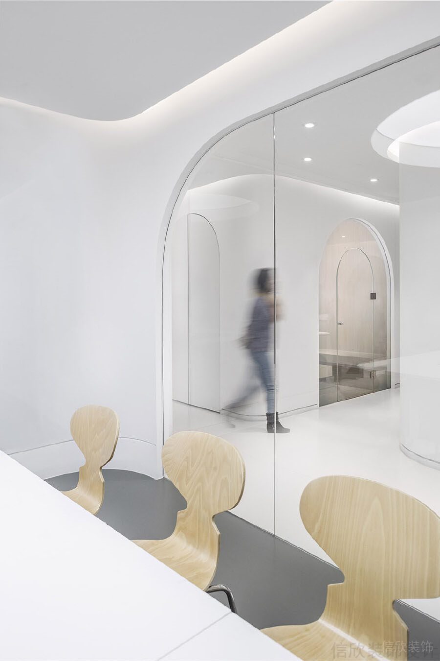 現(xiàn)代極簡風(fēng)玻璃墻體隔斷無線設(shè)計(jì)木質(zhì)會(huì)議室休息座椅