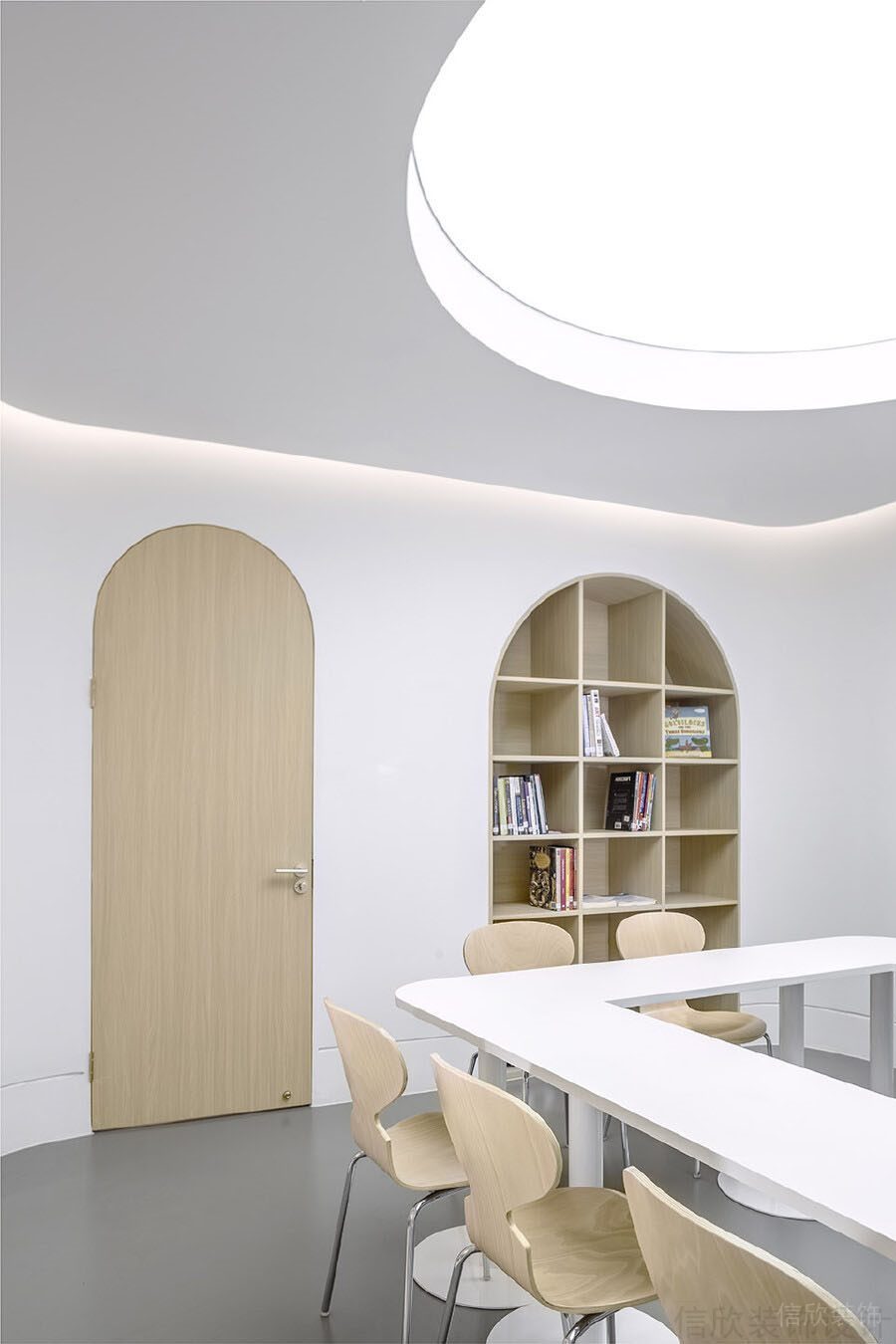 木制墻體內(nèi)嵌櫥柜設(shè)計(jì)環(huán)形會(huì)議室辦公室裝修設(shè)計(jì)