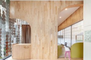 原木風(fēng)墻線條設(shè)計半墻平推門過道創(chuàng)意設(shè)計裝修