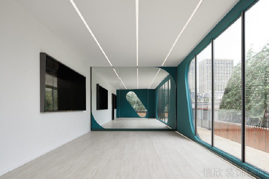 綠色墻體設(shè)計(jì)直線led燈帶玻璃落地窗多功能教室裝修