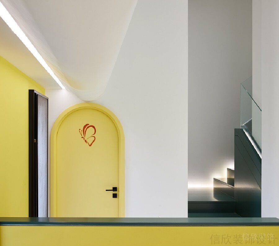 黃色平推門天花內(nèi)嵌式設(shè)計(jì)玻璃扶手樓梯區(qū)域