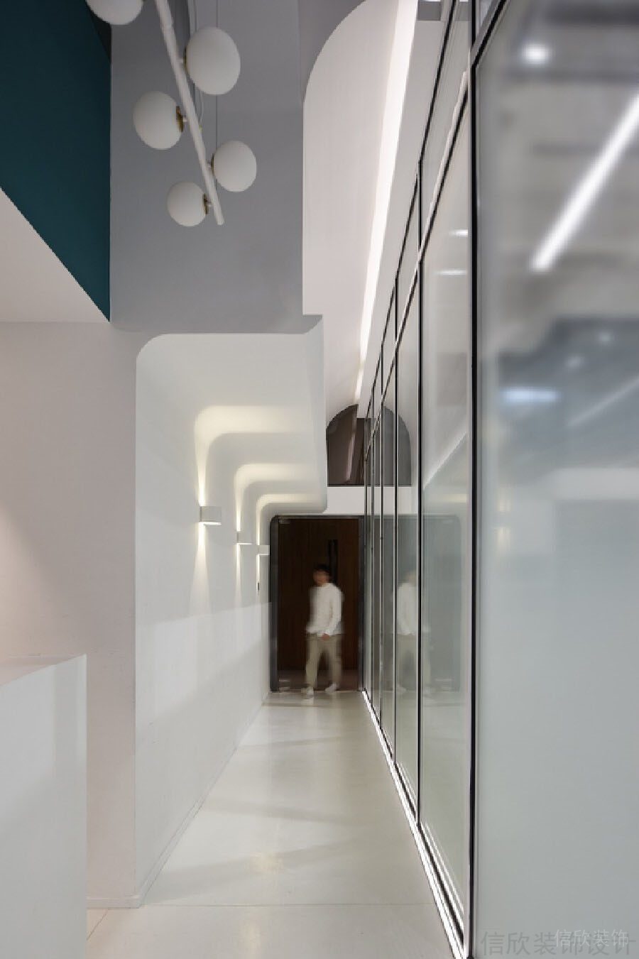 現(xiàn)代簡(jiǎn)約過道漸變玻璃墻體隔斷弧線設(shè)計(jì)創(chuàng)意效果