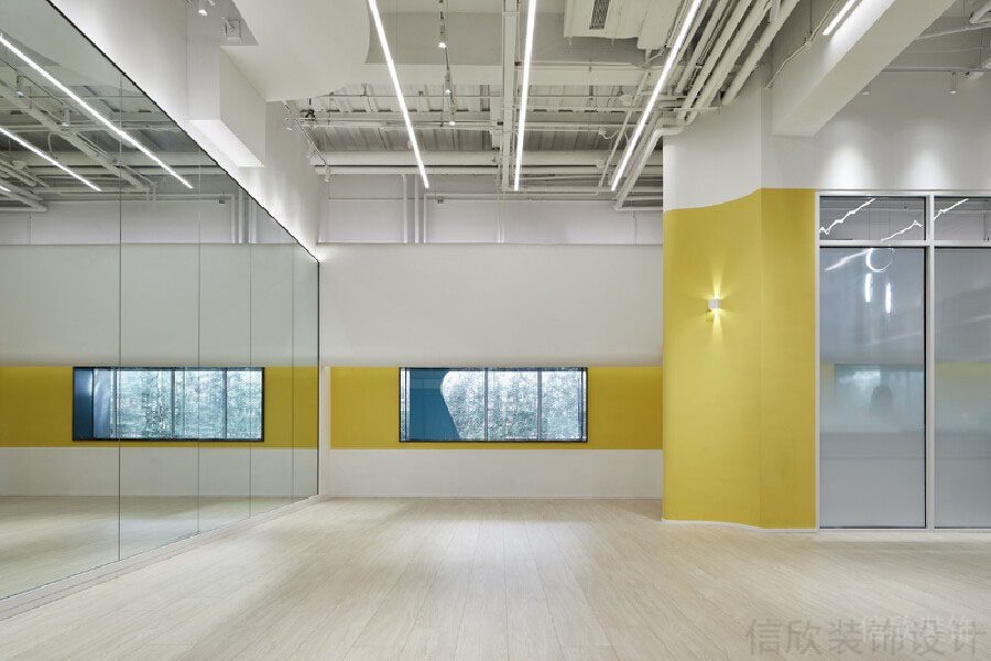 黃色墻體設(shè)計鏤空天花鏡面木質(zhì)多功能教室