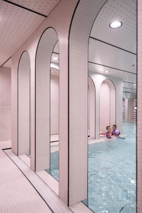 粉色過(guò)道設(shè)計(jì)游泳池裝修效果圖瓷磚鋪貼