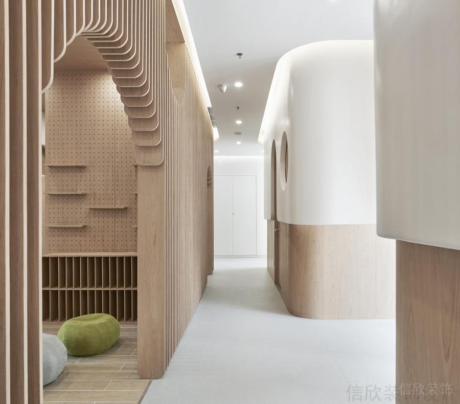 原木風(fēng)條紋設(shè)計半墻木質(zhì)培訓(xùn)機構(gòu)過道