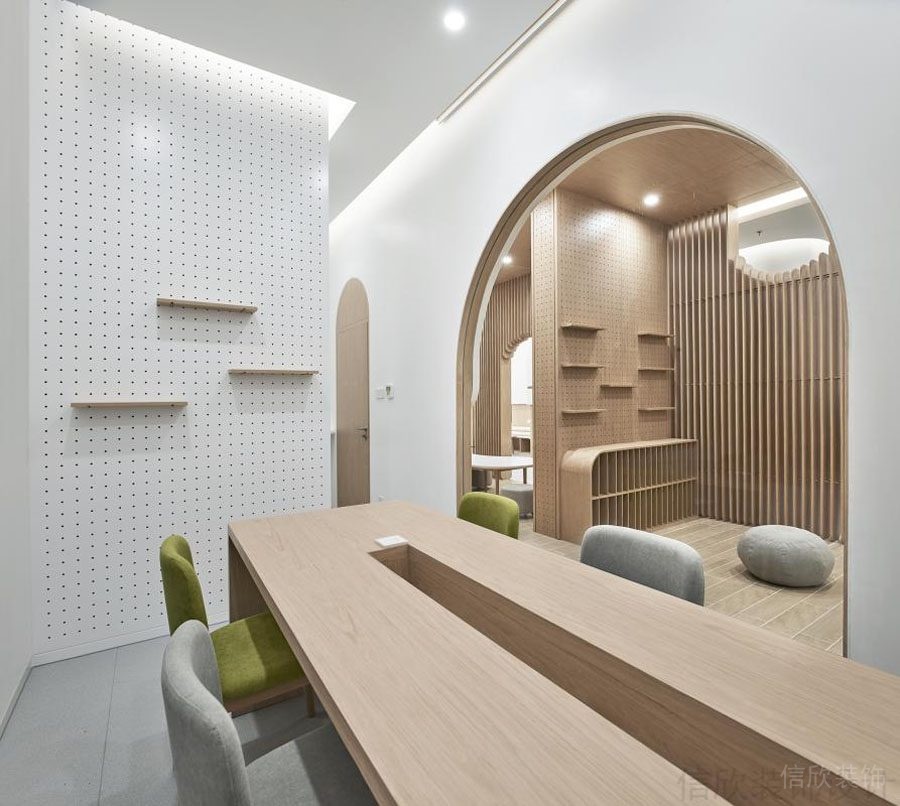 原木風(fēng)培訓(xùn)機構(gòu)裝修設(shè)計diy洞洞版墻體收納架設(shè)計