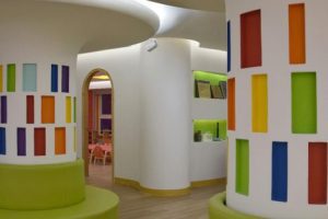 墻體彩虹色彩裝修設(shè)計墻柱辦公室過道休息區(qū)