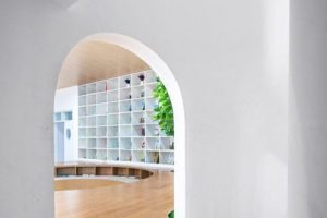 弧形線條創(chuàng)意設(shè)計大理石辦公室木質(zhì)過道