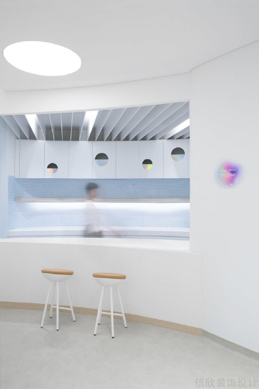 現(xiàn)代簡約風(fēng)水吧臺墻體鏤空辦公室裝修設(shè)計