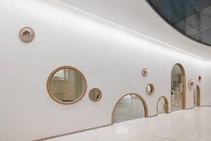 木質(zhì)波點鏤空玻璃墻體設(shè)計兒童培訓(xùn)機(jī)構(gòu)效果圖