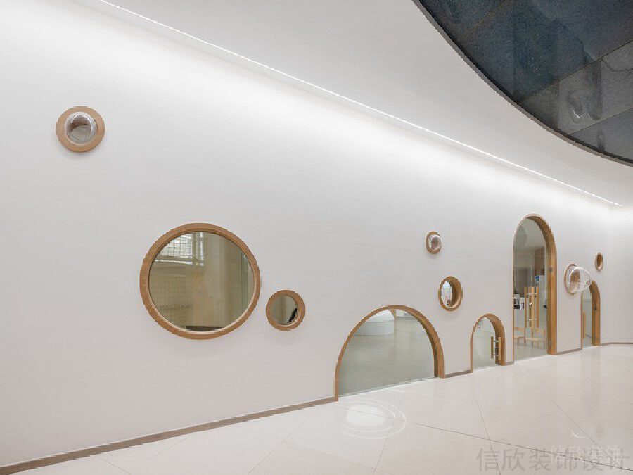 木質(zhì)波點鏤空玻璃墻體設(shè)計兒童培訓(xùn)機(jī)構(gòu)效果圖