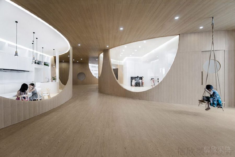 原木風(fēng)過道設(shè)計秋千天花吊頂兒童娛樂區(qū)