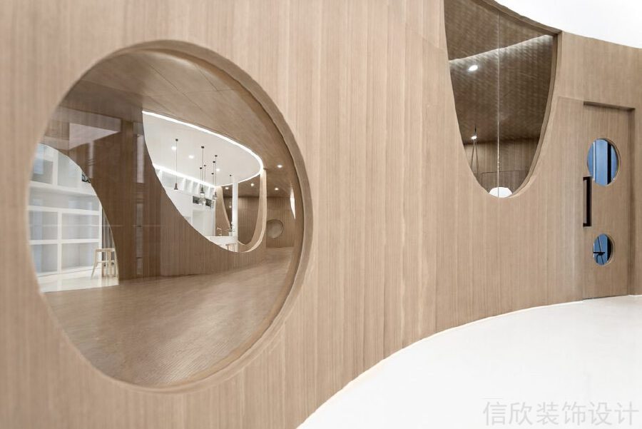 原木風(fēng)鏤空墻體裝修玻璃效果