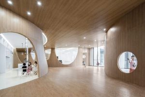 原木風興趣班過道裝修設(shè)計效果圖簡約弧形線條鏤空墻體