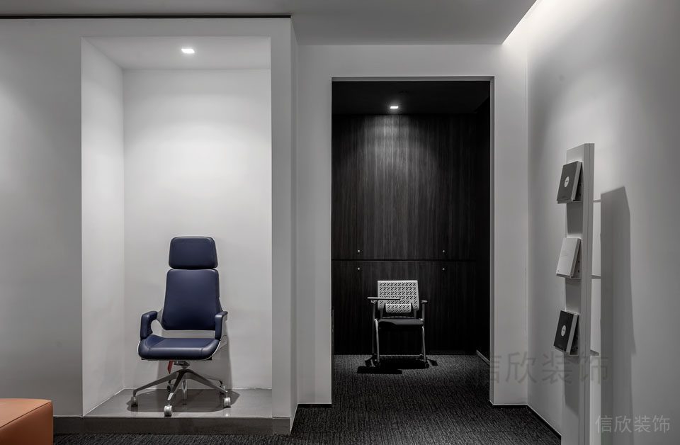 簡(jiǎn)約過(guò)道辦公室創(chuàng)意書(shū)柜展示簡(jiǎn)約效果圖深色黑色木質(zhì)墻體設(shè)計(jì)書(shū)房