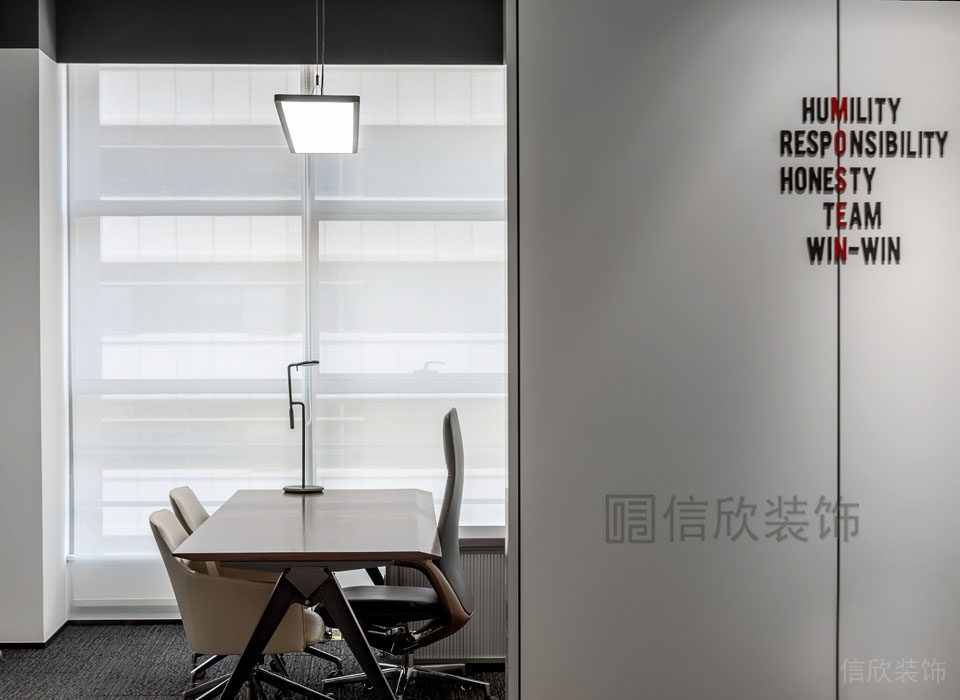 木質(zhì)總裁辦公室洽談區(qū)天花吊頂簡約磨砂玻璃字母直線創(chuàng)意設(shè)計立體墻體設(shè)計