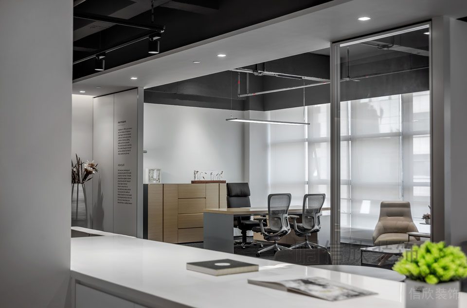 辦公室裝修效果圖智能玻璃平推門(mén)工業(yè)風(fēng)裝修總裁辦公室木制墻柜定制大理石過(guò)道設(shè)計(jì)