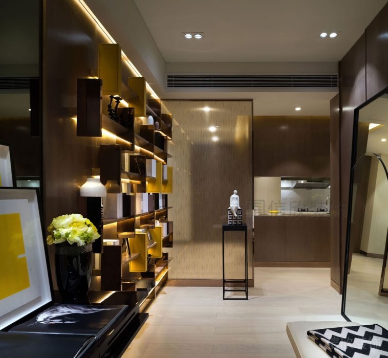 輕奢風幾何懸掛式金色墻體創(chuàng)意設(shè)計木質(zhì)地板臥室裝修房屋效果