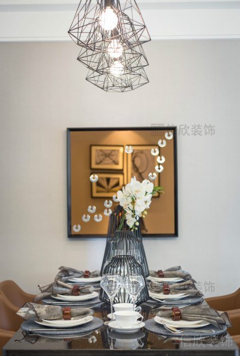 天花金屬就餐區(qū)直線設(shè)計大理石桌面整屋智能裝修