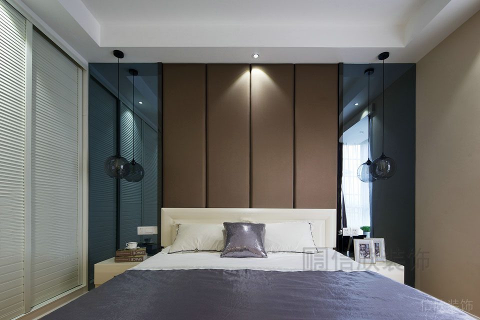 平推門條紋鏤空白色收納儲物衣柜墻體棕色設(shè)計臥室裝修