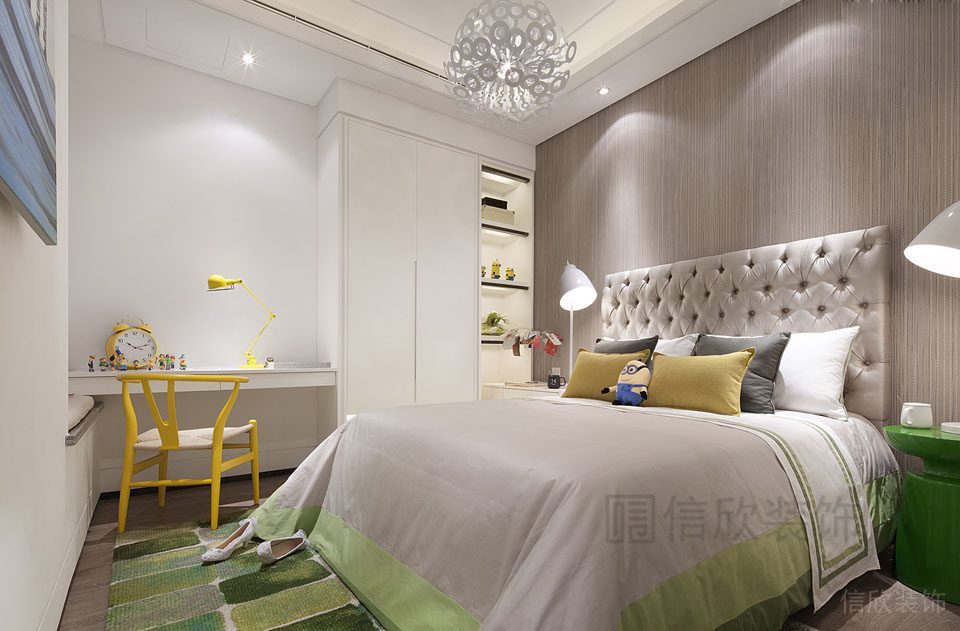 臥室裝修設(shè)計條紋墻體軟包靠椅桌柜一體式簡約效果圖