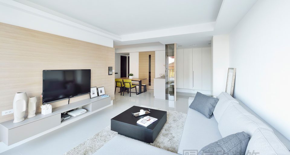 奶油色系現(xiàn)代簡(jiǎn)約客廳裝修木質(zhì)墻體設(shè)計(jì)圖