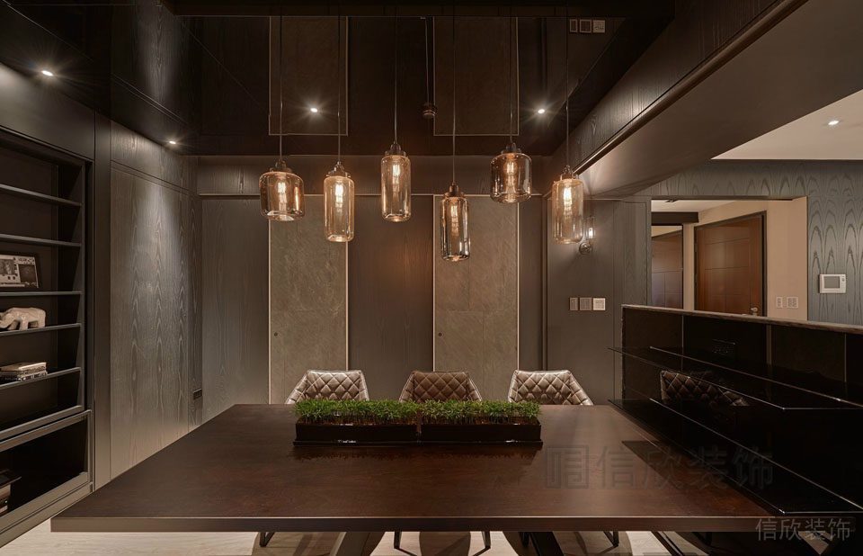 辦公室裝修設(shè)計(jì)玻璃天花吊頂高度創(chuàng)意設(shè)計(jì)木制桌面工作臺(tái)墻體玻璃隔斷收納柜裝修