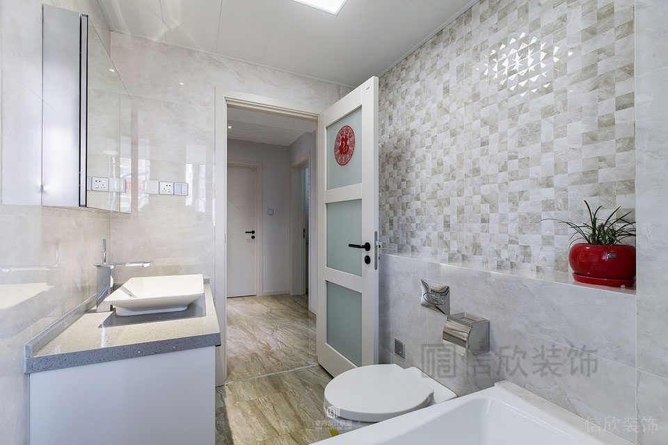 衛(wèi)生間裝修效果圖簡約全屋定制大理石地板金色鏡面墻體鋪貼智能馬桶浴缸裝修