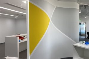 墻體弧線創(chuàng)意辦公室效果圖前臺(tái)區(qū)裝修