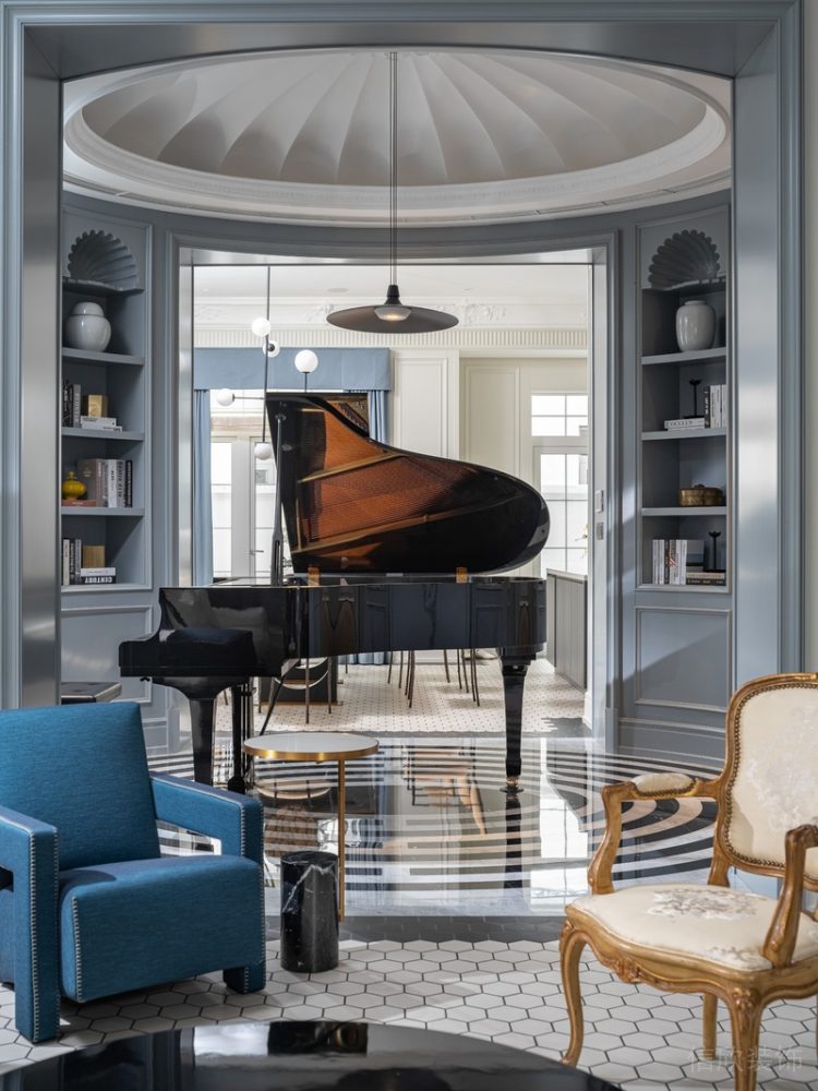 鋼琴環(huán)形過(guò)道裝修內(nèi)嵌式書(shū)柜藝術(shù)石膏線裝修全屋定制大堂