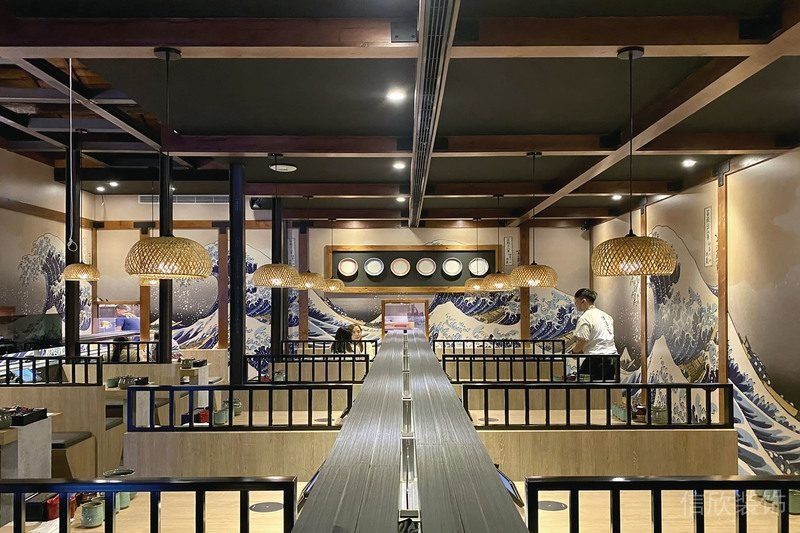 餐廳就餐區(qū)黑色金屬鏤空隔斷日式餐廳墻繪浮世繪修效果